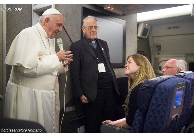 ĐTC trả lời cuộc phỏng vấn của các nhà báo quốc tế trên chuyến bay từ Philadelphia về Roma