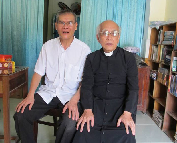 Linh mục Nguyễn Văn Lý (trái) và Linh mục Phan Văn Lợi chụp trong ngày đến thăm Cha Lý vừa ra khỏi nhà tù.