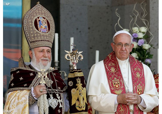 ĐTC Phanxicô tham dụ lễ nghi phụng vụ của Giáo Hội Armeni Tông Truyền tại quảng truờng thánh Tiridate ở Etschmiadzin
