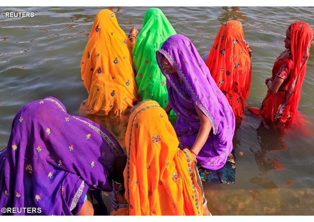 tín hữu Ấn giáo dìm mình trong dòng sông Kshipra