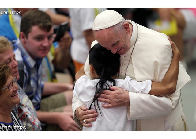 Một bé gái ôm hôn chào ĐTC trong buổi tiếp kiến chung sáng thứ tư 3-8-2016 tại Đại thính đường Phaolô VI