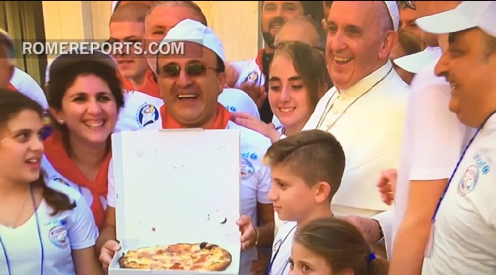 Pope invited 1500 poor people to eat pizza 1